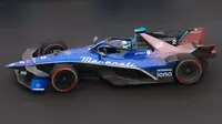 Pembalap saat sesi latihan bebas Formula E Jakarta 2025 yang digelar di Jakarta International e-Prix Circuit, Jakarta Utara, pada Sabtu (21/6/2025). (Bola.com/M Iqbal Ichsan)