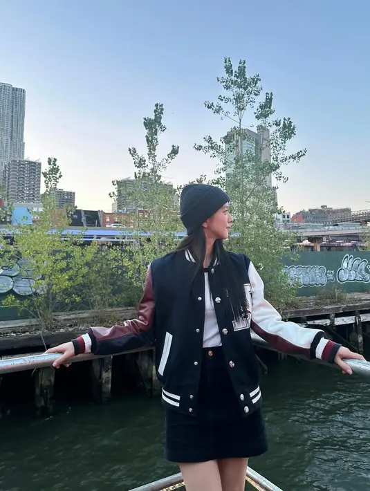 Jisoo BLACKPINK tampil edgy dengan paduan rok mini dan varsity jacket dari Tommy Hilfiger [@sooyaaa__]