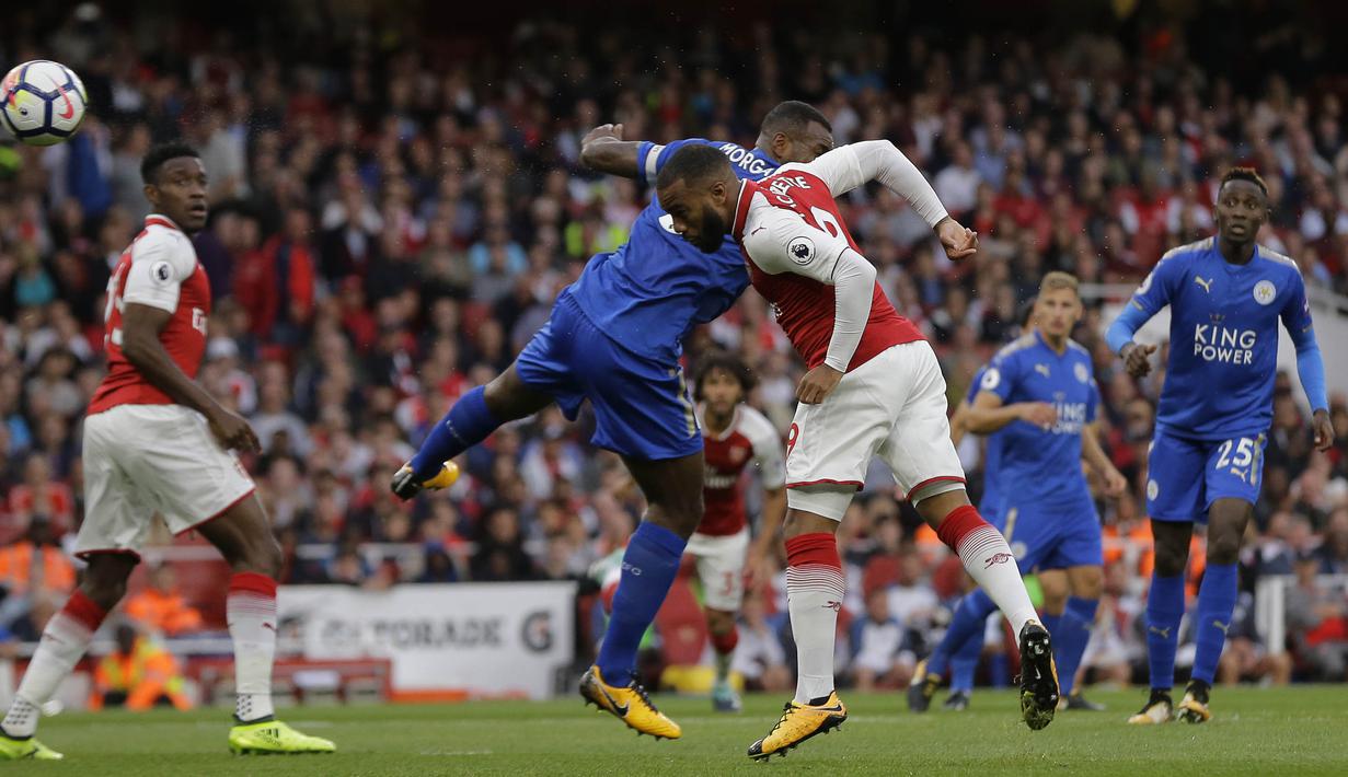 Striker Arsenal, Alexandre Lacazette, melepaskan sundulan saat melawan Leicester pada laga Premier League di Stadion Emirates, London, Jumat (11/8/2017). Arsenal menang 4-3 atas Leicester. (AP/Alastair Grant)
