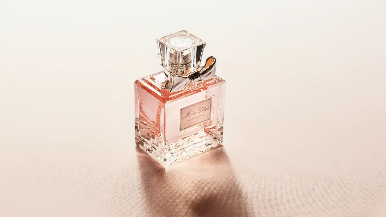 Rekomendasi Produk Makeup sampai Parfum Serba Pink untuk Si Feminin