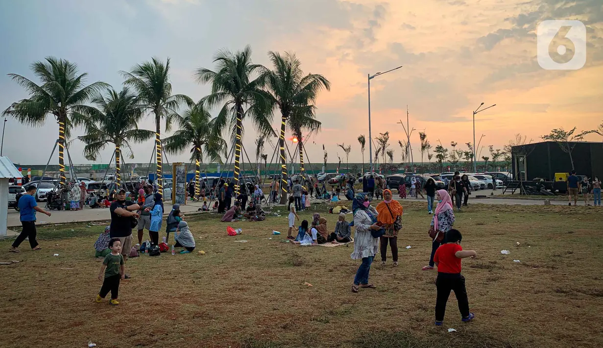 Wisatawan memenuhi lokasi Wisata Pantai Pasir Putih PIK 2, Tanggerang, Banten, Minggu (3/9/2021). Kawasan Jabodetabek masih berstatus PPKM Level 3 dengan sejumlah pelonggaran di tempat wisata pada akhir pekan yang harus diperhatikan pengunjung dan pengelola. (Liputan6.com/Faizal Fanani)