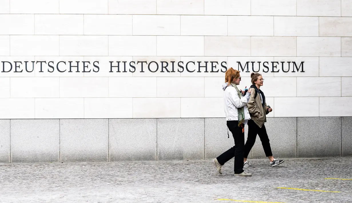 Dua wanita berjalan memasuki Museum Sejarah Jerman pada Hari Museum Internasional di Berlin, ibu kota Jerman, (18/5/2020). Menurut kesepakatan pemerintah federal dan negara-negara bagian di Jerman pada 30 April, museum dan galeri di negara tersebut dapat diakses kembali. (Xinhua/Binh Truong)