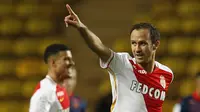 Renato Civelli bek Lille mendapat kartu merah.akibat melakukan perbuatan tak sportif dengan menyikut Ricardo Carvalho bek AS Monaco. 