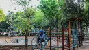 Warga beraktivitas di Taman Puring, Jakarta, Jumat (28/9). Pemprov DKI Jakarta akan melakukan revitalisasi Taman Puring yang mulai tak terawat pada tahun ini. (Liputan6.com/Faizal Fanani)