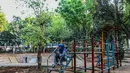 Warga beraktivitas di Taman Puring, Jakarta, Jumat (28/9). Pemprov DKI Jakarta akan melakukan revitalisasi Taman Puring yang mulai tak terawat pada tahun ini. (Liputan6.com/Faizal Fanani)
