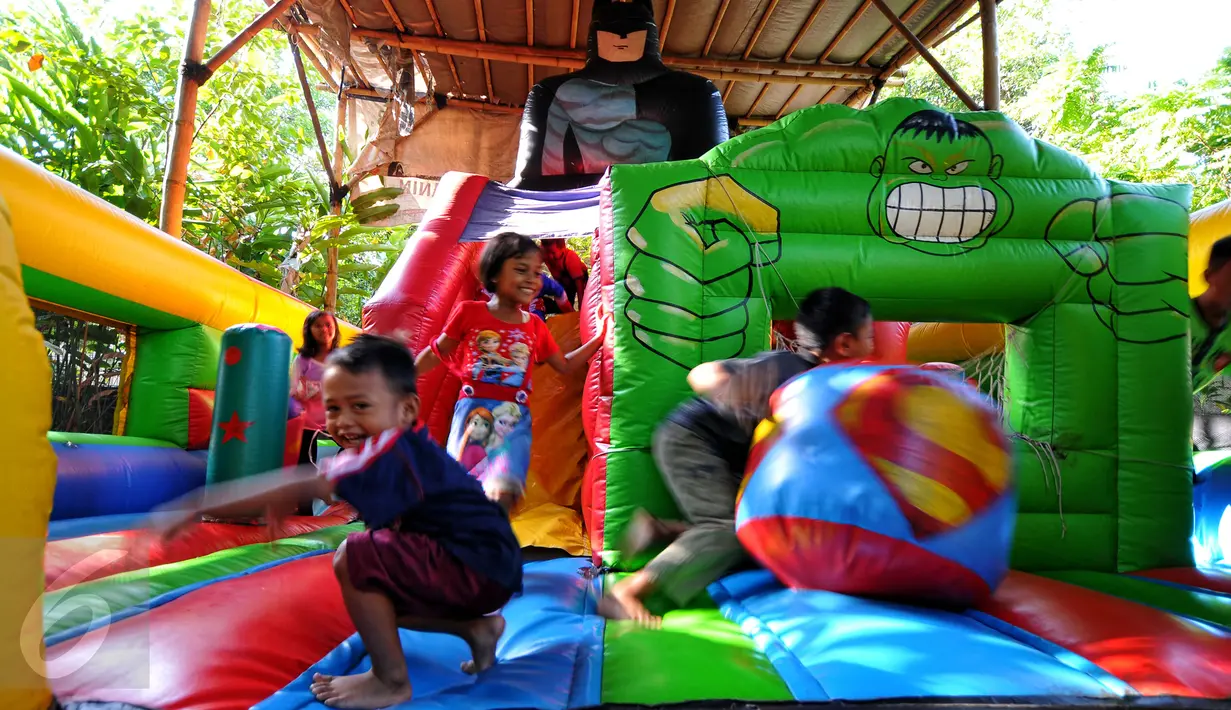 Para bocah tampak asyik bermain di rumah balon, Kampung Budaya Betawi, Sabtu (18/7/2015). Kampung ini menghadirkan beragam pagelaran seni dan aneka permainan yang baik untuk edukasi keluarga. (Liputan6.com/Yoppy Renato)