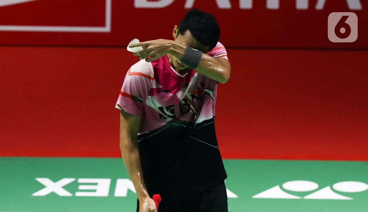 Pebulu tangkis tunggal putra Indonesia Jonatan Christie menyeka keringat saat bertanding melawan sesama pebulu tangkis tunggal putra Indonesia Shesar Hiren Rhustaviti pada babak 16 besar turnamen Daihatsu Indonesia Masters 2023 di Istora Senayan, Jakarta, Kamis (26/1/2023). Jonatan Christie menang atas Shesar Hiren Rhustavito dengan skor 21-16 dan 21-15. (Liputan6.com/Herman Zakharia)