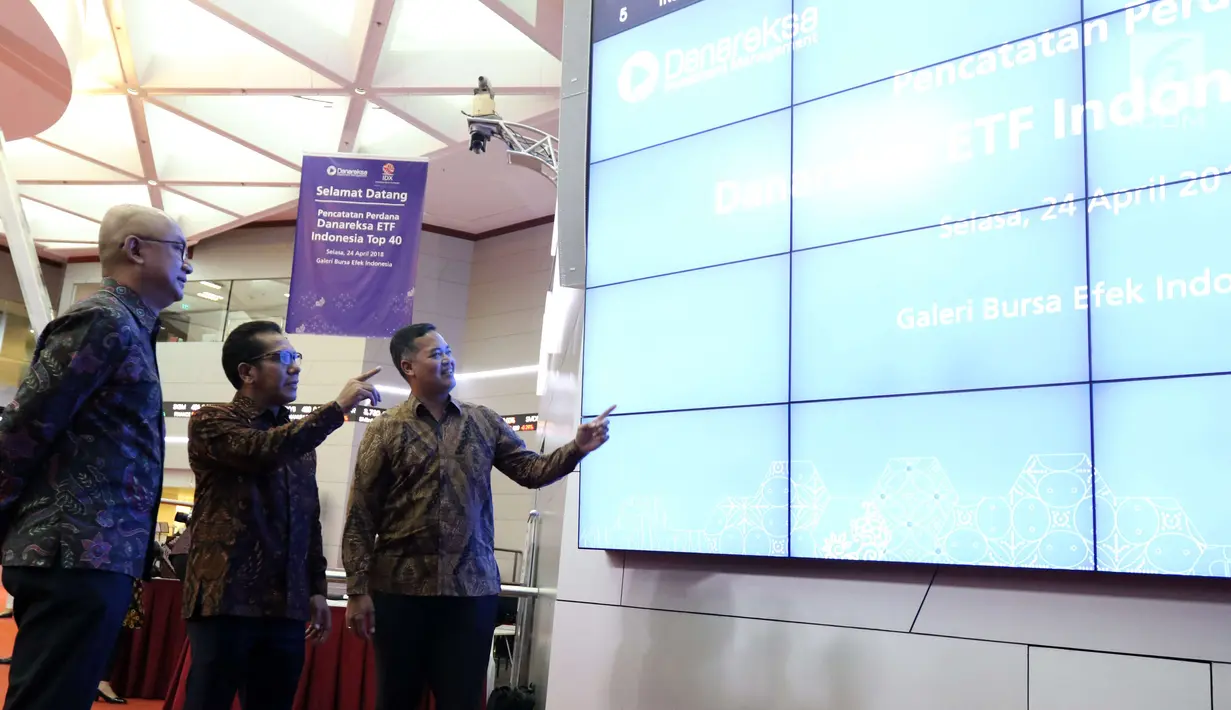 Komisaris Utama PT DIM Heru D. Adhiningrat (kiri) mendengar penjelasan Dirut PT DIM Marsangap P. Tamba (kanan) dan Direktur BEI Samsul Hidayat (tengah) saat peluncuran Danareksa ETF Indonesia Top 40, Jakarta, Selasa (24/4). (Liputan6.com/Angga Yuniar)