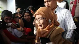 Sekjen DPR RI, Winantuningtyastiti enggan berkomentar usai diperiksa penyidik KPK, Jakarta, Kamis (30/4/2015). Win diperiksa sebagai saksi dalam kasus suap yang melibatkan anggota DPR F-PDIP Adriansyah. (Liputan6.com/Helmi Afandi)