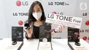 Model menunjukkan seri earbud terbaru LG TONE Free di Jakarta, Senin (10/05/2021). Keunggulan ANC bekerja memblokir berbagai suara dari lingkungan sekitar, termasuk mengurangi kebisingan dalam frekuensi tinggi yang dapat bercampur memengaruhi kualitas tangkapan suara earphone. (Liputan6.com/HO/LG)