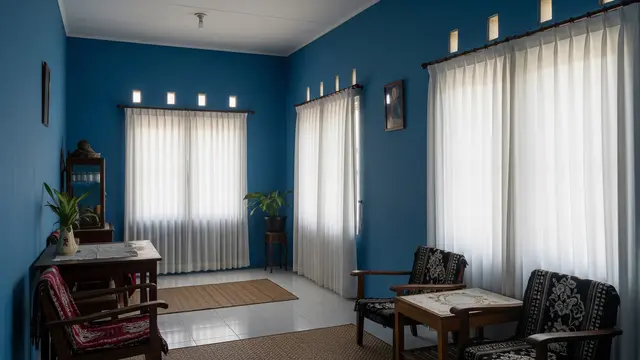 Warna Tirai yang Cocok untuk Tembok Biru - Putih