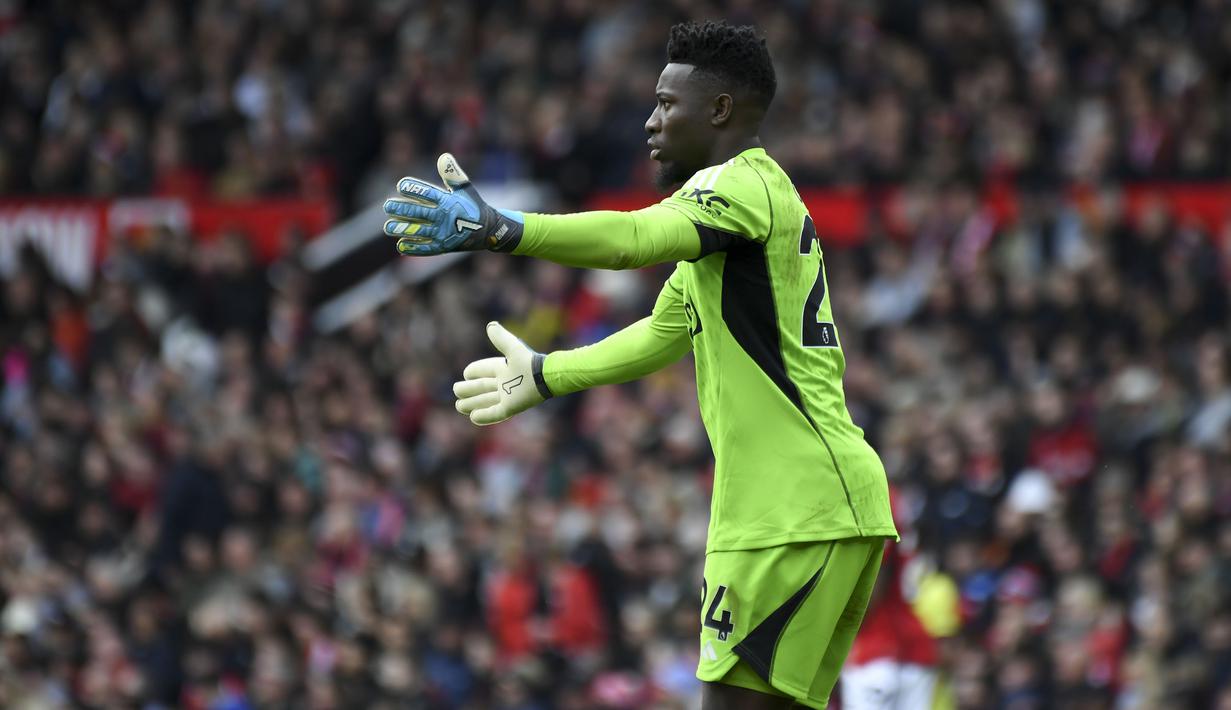 Reaksi tak puas kiper Manchester United, Andre Onana terhadap rekan-rekannya saat menghadapi Burnley pada laga pekan ke-35 Premier League 2023/2024 di Old Trafford Stadium, Manchester, Sabtu (27/4/2024). (AP Photo/Rui Vieira)