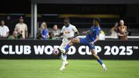 Nasser Al-Dawsari (kanan) dari Al Hilal dan Edmund Baidoo dari Salzburg berebut bola dalam pertandingan Grup H Piala Dunia Antarklub antara Salzburg dan Al Hilal di Washington, Minggu, 22 Juni 2025. (AP Photo/Nick Wass)