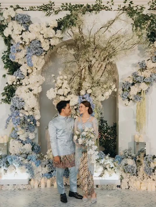 Di momen special ini, pasangan ini memilih nuansa biru muda yang lembut dan cantik untuk outfit dan dekorasi mereka. [Foto: Instagram/aaliyah.massaid]