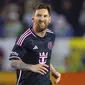 Pemain Inter Miami, Lionel Messi bereaksi saat laga Major League Soccer 2024 melawan LA Galaxy di Dignity Health Sports Park, California, Amerika Serikat, Senin (26/02/2024) WIB. (AFP/Ronald Martinez)