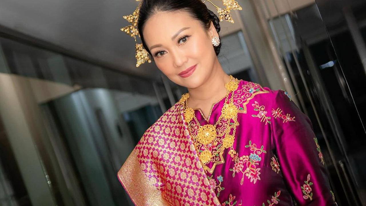 Potret Cantik Nola B3 Pakai Baju Kuruang yang Anggun dalam Konser Kenangan untuk Elly Kasim