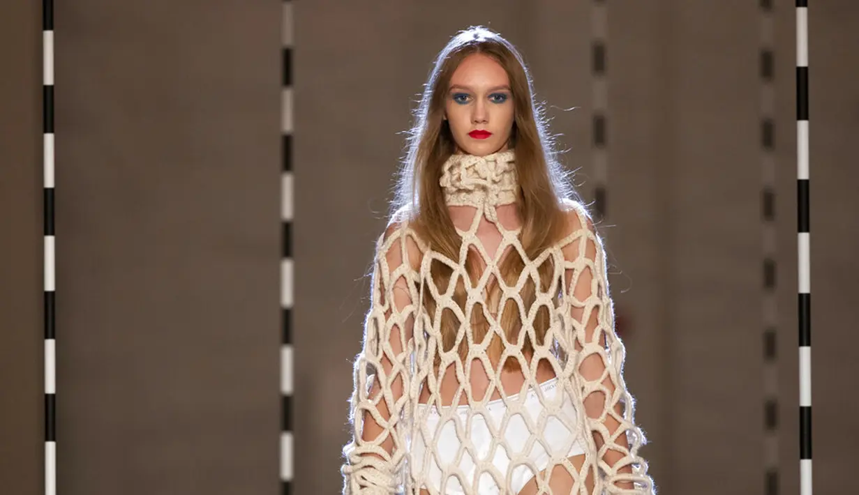 Seorang model mempersembahkan kreasi desainer Estonia Kristel Kuslapuu pada festival mode Fashion Infection di Vilnius, Lithuania, Jumat (16/10/2020). Fashion Infection merupakan festival mode tahunan paling terkemuka di Lithuania. (AP Photo/Mindaugas Kulbis)