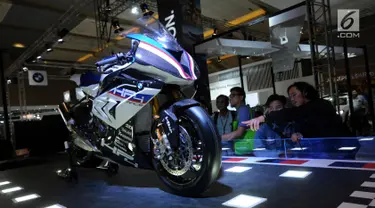 Pengunjung melihat-lihat motor BMW HP4 Race yang dipamerkan di Indonesia International Motor Show 2018 di JIExpo, Jakarta, Jumat (20/4). Banderol harga sepeda motor ini disebut-sebut mencapai Rp 2,1 miliar. (Liputan6.com/Helmi Fithriansyah)