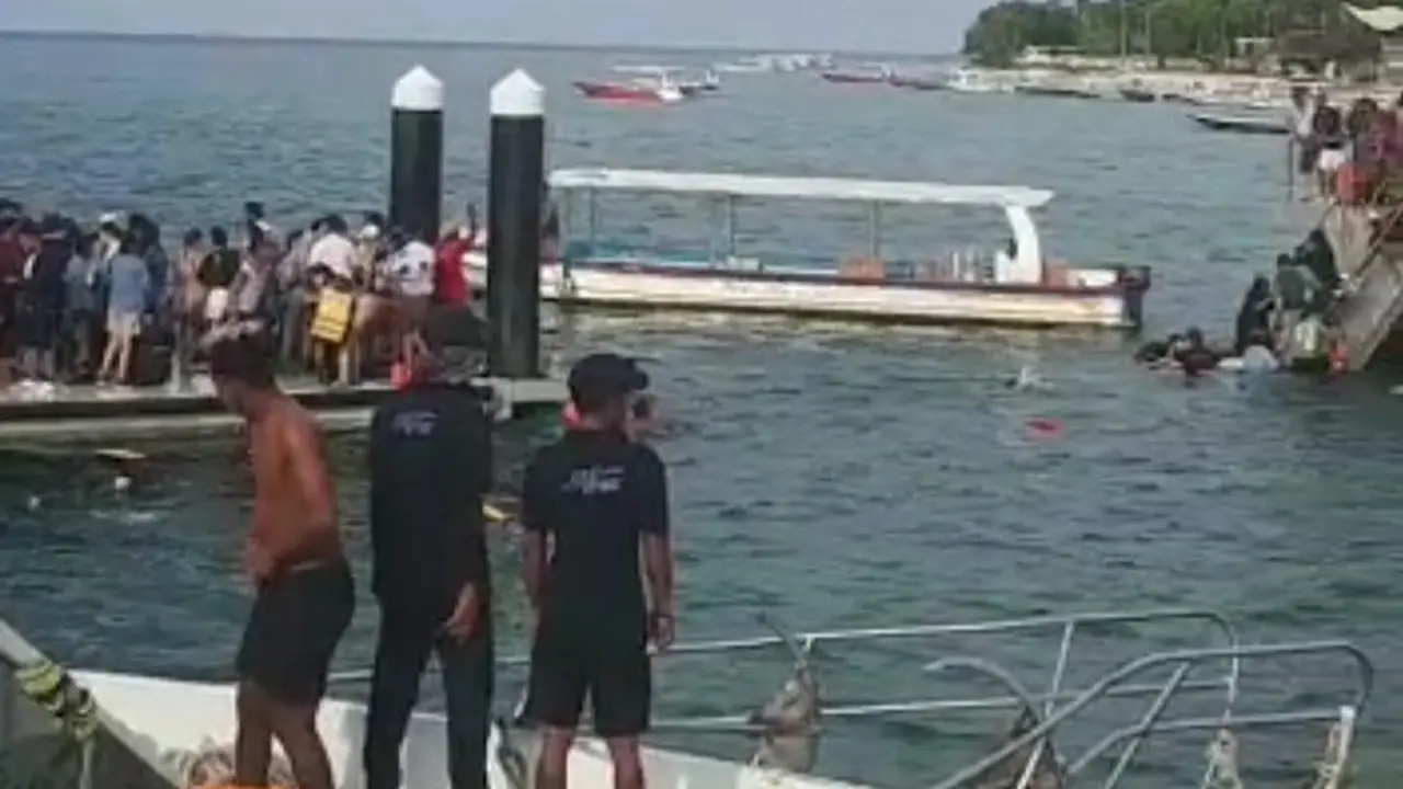 Jembatan penghubung dermaga di Nusa Penida ambruk
