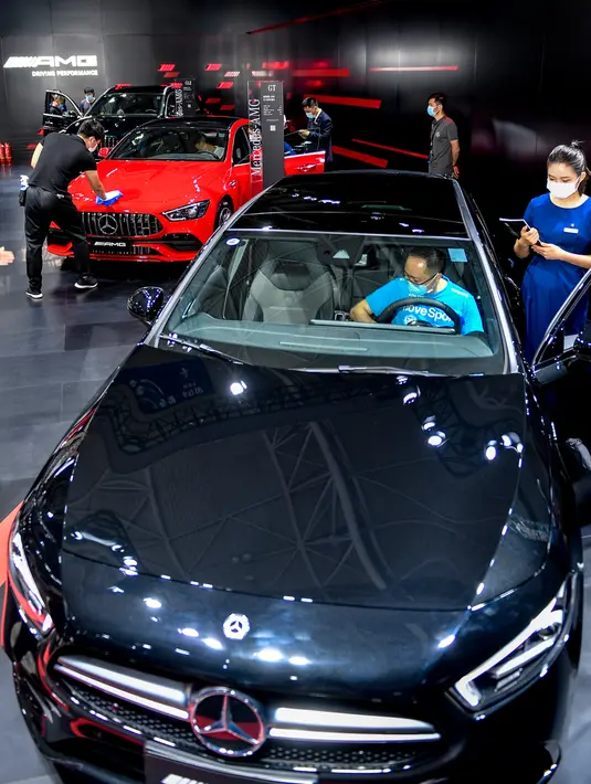 Seorang pengunjung menjajal sebuah mobil di Pameran Otomotif Internasional Changchun China ke-17 di Changchun, Provinsi Jilin, China, pada 10 Juli 2020. Pameran Otomotif Internasional Changchun China yang berlangsung selama 10 hari ini dibuka pada Jumat (10/7). (Xinhua/Xu Chang)