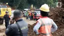 Tim SAR gabungan melakukan pencarian korban gempa Cianjur di jalur kawasan Cugenang yang longsor, Kabupaten Cianjur, Jawa Barat, Selasa (22/11/2022). Kawasan Cugenang merupakan daerah paling parah terdampak atas gempa yang mengguncang Cianjur dan sekitarnya. (Liputan6.com/Helmi Fithriansyah)