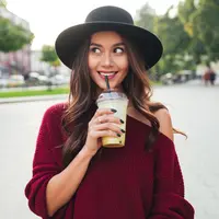 ilustrasi perempuan minum milkshake/Dean Drobot/Shutterstock