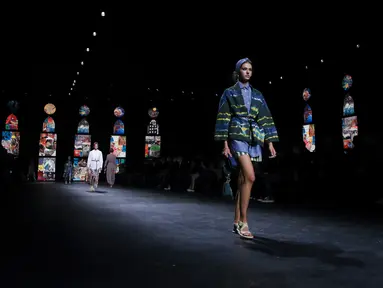 Seorang model mengenakan kreasi untuk koleksi busana edisi semi-musim panas 2021 Dior selama Paris Fashion Week pada Selasa (29/9/2020). Paris Fashion Week digelar kembali di tengah pandemi COVID-19 dan berlangsung mulai dari 28 September hingga 6 Oktober 2020. (Vianney Le Caer/Invision/AP)