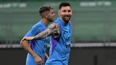 Pemain depan Argentina Lionel Messi (kanan) mengikuti sesi latihan bersama rekan setimnya menjelang laga persahabatan FIFA Match Day melawan Australia, di workers' stadium, Beijing, Rabu (14/6/2023). (Photo by Pedro PARDO / AFP)