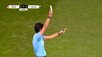 Wasit mengeluarkan kartu putih ke arah tribune penonton sebagai bentuk apresiasi karena membantu menyelamatkan seorang fan yang terluka. (Tangkapan Layar/11 Futebol Em Portugues)