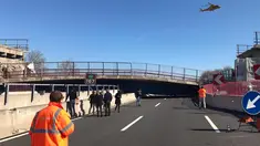 Jembatan roboh di Ancona melintang di atas ruas jalan tol di wilayah pesisir pantai Italia, Kamis (9/3). Sepasang suami istri (pasutri) tewas saat tengah mengendarai mobil sedan di bawah jembatan yang roboh tersebut. (ANSA via AP)