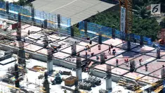 Pekerja tengah menyelesaikan proyek pembangunam gedung bertingkat di Jakarta, Selasa (27/8/2019). Pemerintah menargetkan pertumbuhan ekonomi Indonesia di tahun 2020 sebesar 5,3%. (Liputan6.com/Angga Yuniar)
