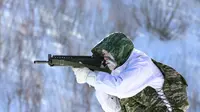 Personel Angkatan Laut Korea Selatan bersiap menembak di sebuah bukit bersalju saat Marsine AS di Pyeongchang, sekitar 180 kilometer timur Seoul, (19/12). Marinir dari Korea Selatan dan AS mengambil bagian latihan musim dingin militer. (AFP Photo/Yonhap)