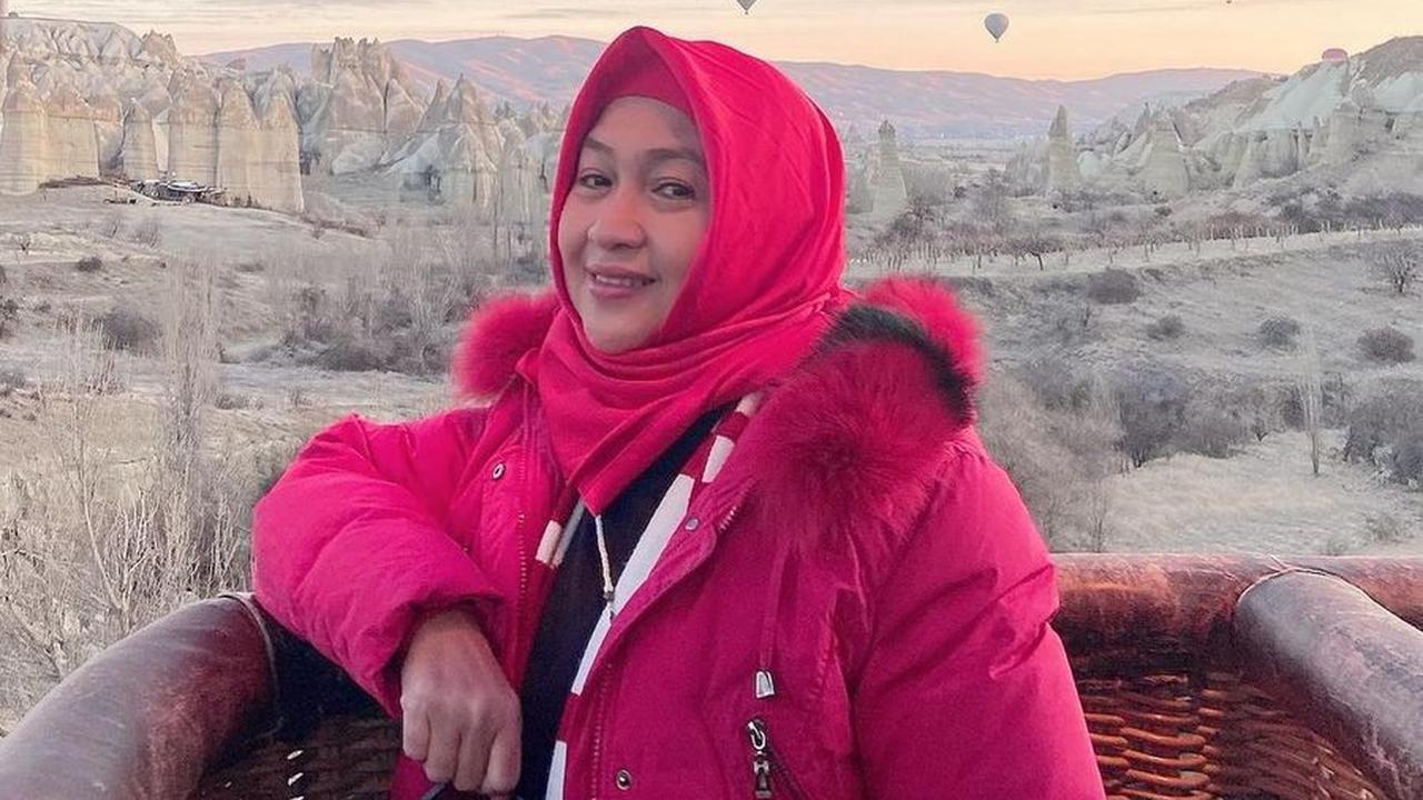 Jenazah Dina Mariana dimakamkan di TPU Tanah Kusir, diiringi penghormatan terakhir dari keluarga dan sahabat yang mengenang perjuangannya. Kepergian Dina meninggalkan inspirasi yang tak terlupakan bagi banyak orang.<br><br>