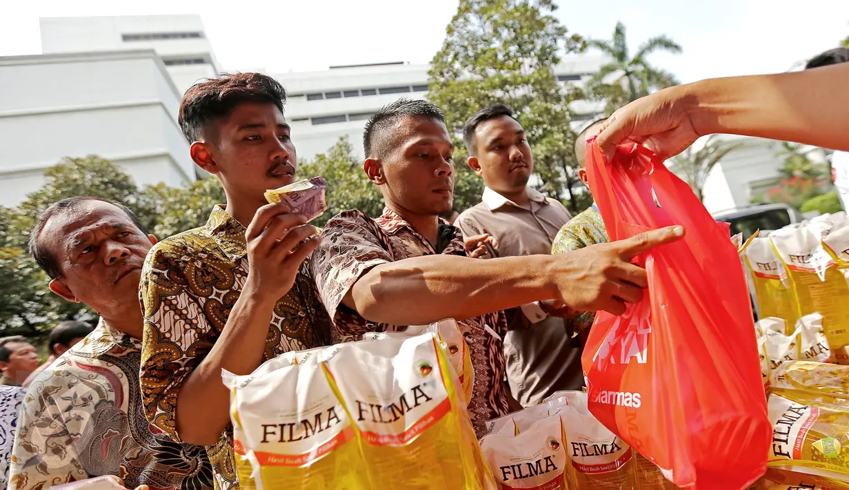 Pegawai antri untuk membeli minyak goreng murah Bazar Rakyat di lapangan parkir Kementerian Luar Negeri, Jakarta.(19/08). Bazar rakyat Sinar Mas menjaga ketersediaan pasokan minyak goreng dan stabilisasi harga. (Liputan6.com/Angga Yuniar)