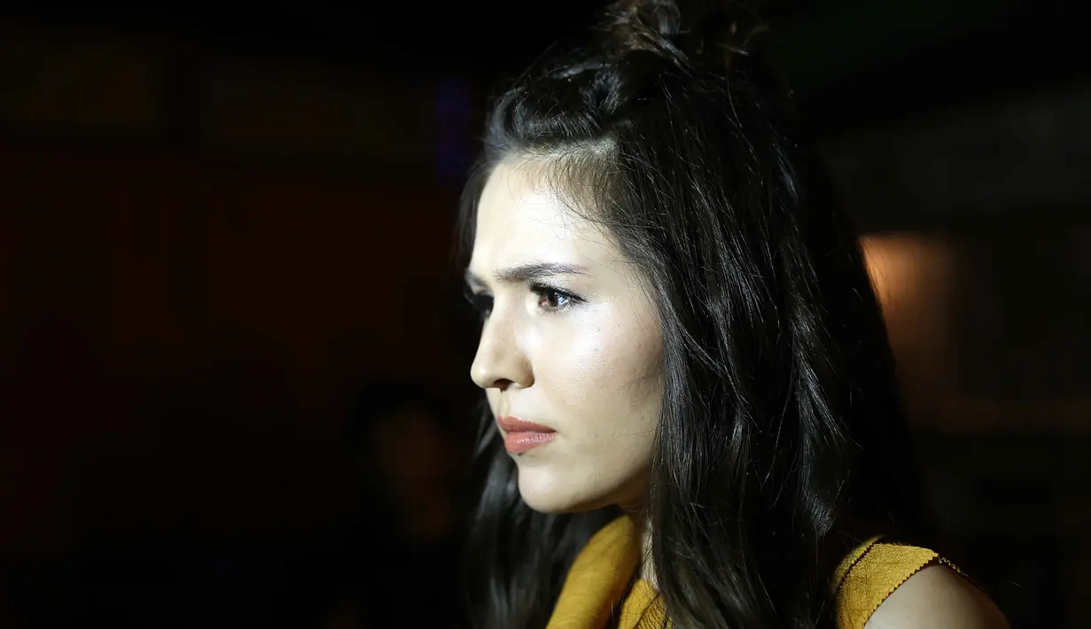 "Dan karena ini genrenya fantasi-horror-scific, genre alternatif jadi karakternya juga cukup unik. Enggak seperti karakter awam," lanjutnya. (Nurwahyunan/Bintang.com)