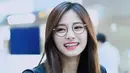 Kacamata yang dipakai Tzuyu TWICE ini memiliki model serupa dengan rounded glasses, hanya saja bentuk bulatnya tak sempurna. Kacamata ini cocok untuk penyempurna gaya pemilik wajah bulat.  (Instagram/twilighttzuyu).