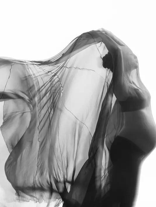 Tidak lama lagi,bintang film Alexandria itu akan melahirkan. Tampak dalam pemotretannya, perut pemeran Samantha itu sudah besar. [Instagram/julstelle]