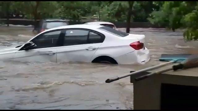 BMW Seri 3 hanyut terbawa arus banjir.