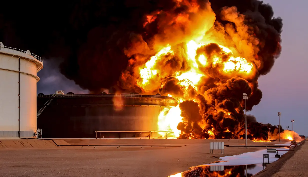 Tangki minyak yang terbakar di di pelabuhan Es Sider, Libya, (6.1).  Libya telah mewspadai  ancaman bagi industri energi, akibat kekacauanh politik di negaranya. (REUTERS / Stringer)