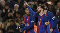 Bintang Barcelona, Lionel Messi, menyapa fans usai berhasil membobol gawang Celta Vigo. Kemenangan ini membuat La Blaugrana masih memimpin klasemen Liga Spanyol, unggul dari Real Madrid. (AFP/Lluis Gene)