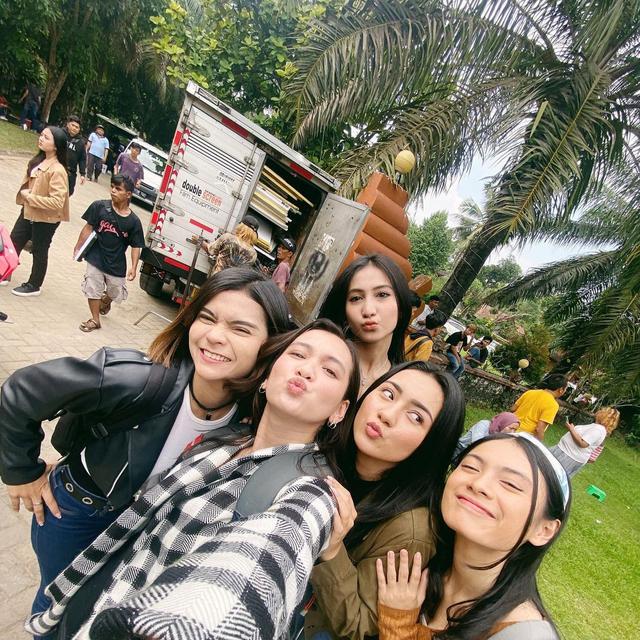 Selalu Aktif Berkarya, Ini 6 Potret Dea Annisa Bareng Pemain di Sinetron Terbaru