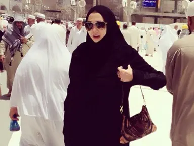 Ketika menjalani ibadah umrah beberapa waktu lalu, begini gaya Aura Kasih dengan busana serba hitam. Ia tampak begitu anggun mengenakan gamis berwarna hitam yang dipadukan dengan hijab senada. (Liputan6.com/IG/@aurakasih)