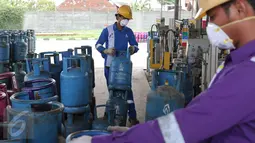 Petugas merapikan tabung gas di Terminal pengisian Gas Pertamina, Jakarta, Selasa (5/1/2016). PT Pertamina (Persero) menurunkan harga elpiji 12 kilogram (kg) dari Rp 134.600 menjadi Rp 129.000 per tabung. (Liputan6.com/Angga Yuniar)
