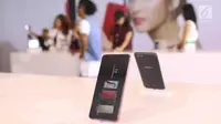 Smart Phone Oppo F5 terlihat saat peluncuran di Jakarta, Senin (13/11). Oppo kuncurkan F5 yang dilengkapi dengan A.I.Beauty Recognition Teknology dan Full Screen FHD+. (Liputan6.com/Angga Yuniar)
