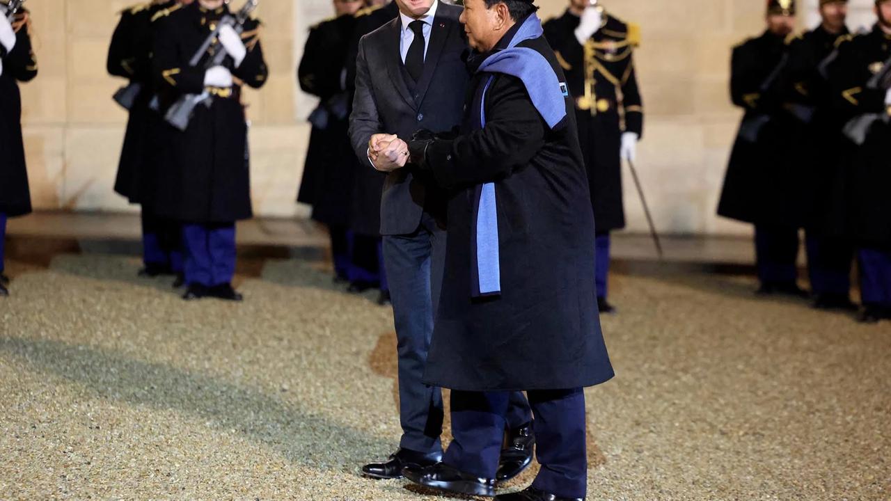 FOTO: Momen Keakraban Prabowo dan Macron dalam Pertemuan di Istana Elysee