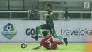 Pemain depan PS TNI, Ahmad Nufiandani melompat menghindari tekel bek Arema FC, Jad Noureddine saat laga lanjutan Liga 1 Indonesia di Stadion Pakansari, Bogor, Senin (3/7). Laga kedua tim berakhir imbang 0-0. (Liputan6.com/Helmi Fithriansyah)