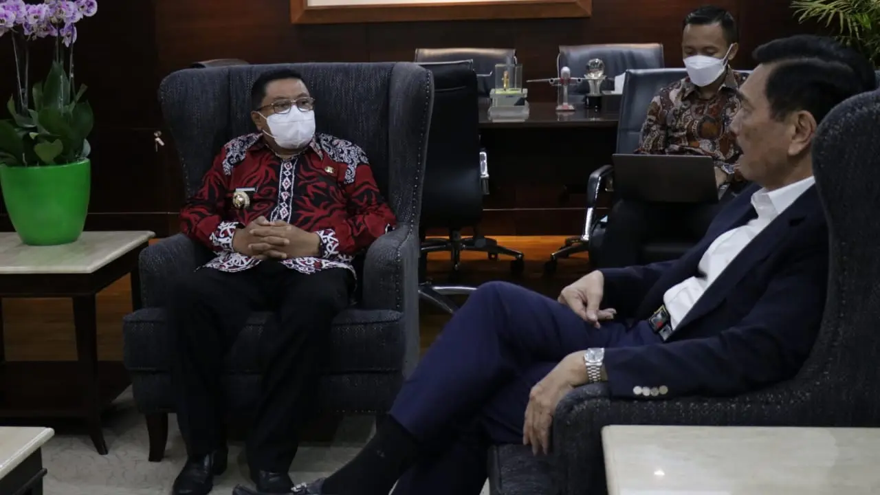 Menko Luhut mengadakan pertemuan langsung dengan Walikota Blitar H. Santoso di Jakarta