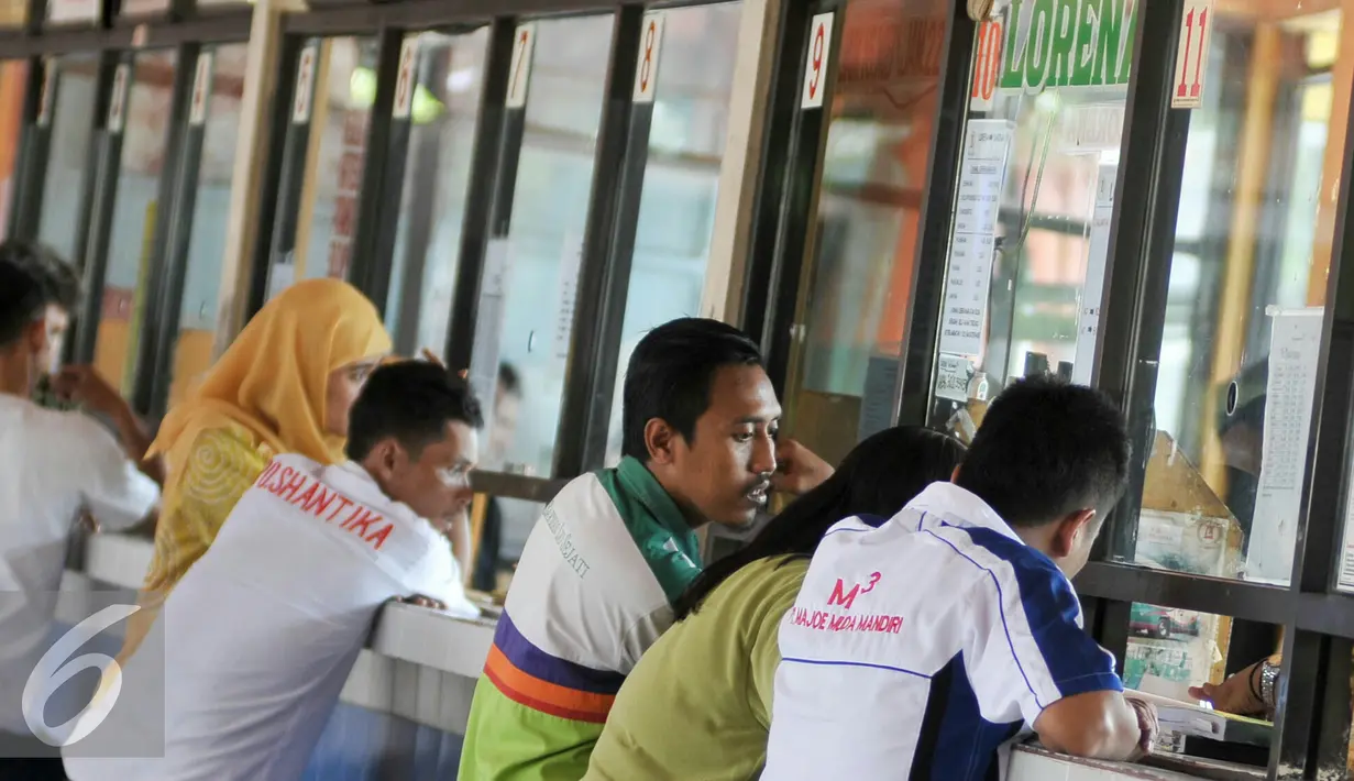 Sejumlah pemudik membeli tiket bus di loket resmi Terminal Kampung Rambutan, Jakarta, Jumat (24/6). Sejumlah pemudik memilih pulang lebih awal untuk menghindari kemacetan dan harga tiket yang tinggi. (Liputan6.com/Yoppy Renato)