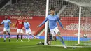 Pemain Manchester City John Stones melakukan selebrasi usai mencetak gol ke gawang Manchester United pada pertandingan semifinal Piala Liga Inggris di Old Trafford, Manchester, Inggris, Rabu (6/1/2021). Manchester City mengalahkan Manchester United 2-0. (Shaun Botterill/Pool via AP)