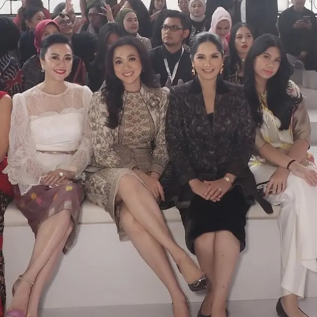 Adu Gaya Elegan Annisa Pohan dan Almira Tunggadewi di JFW 2025, Sama-sama Tampil Berkelas dengan Tenteng Tas Branded